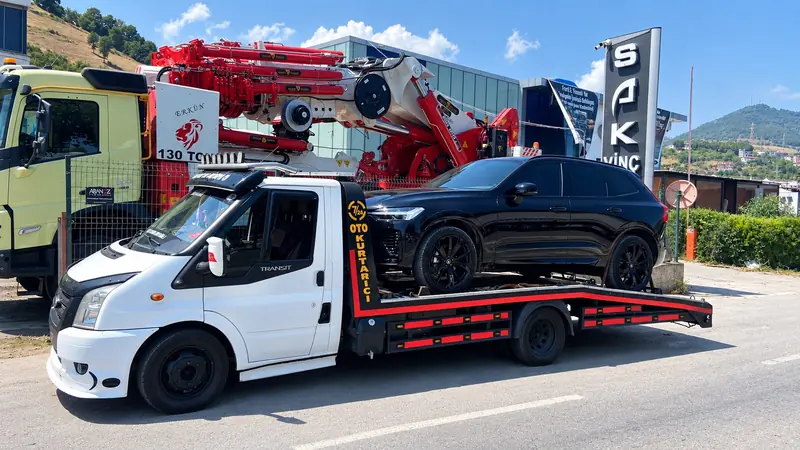 Çekici üzerinde siyah SUV araç taşıma